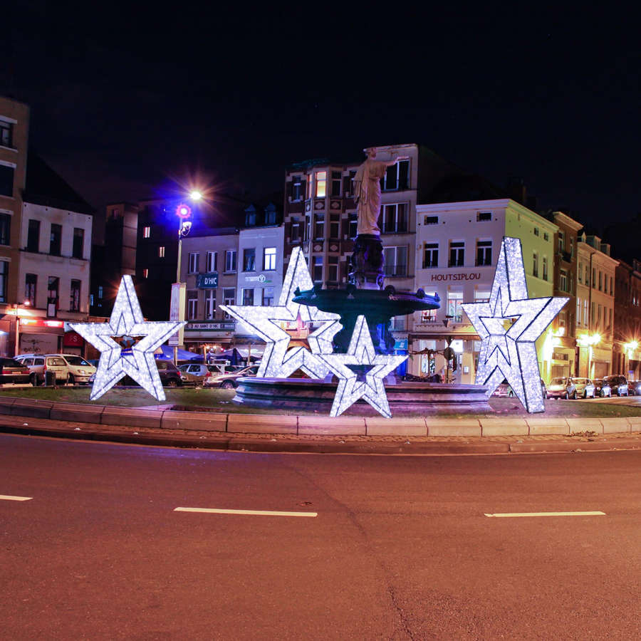 etoile-lumineuse-3d-format-moyen-2m-blanc-froid-avec-pied-5