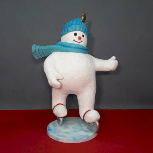 bonhomme-de-neige-a-patins-bonnet-bleu-en-resine-1