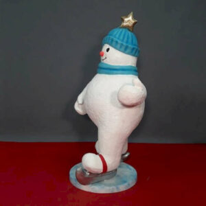 bonhomme-de-neige-a-patins-bonnet-bleu-en-resine-2