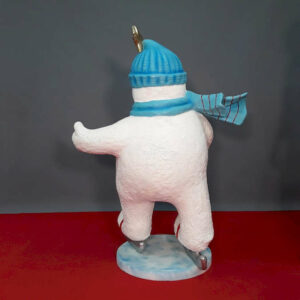 bonhomme-de-neige-a-patins-bonnet-bleu-en-resine-3