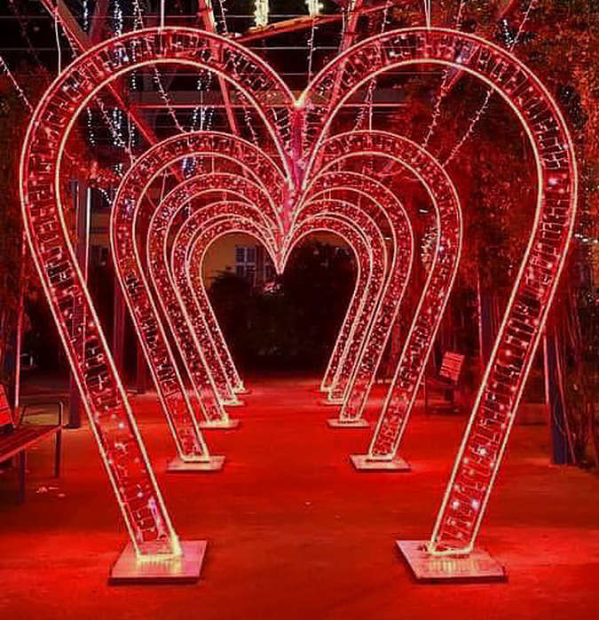 arche-en-forme-de-coeur-lumineuse-1