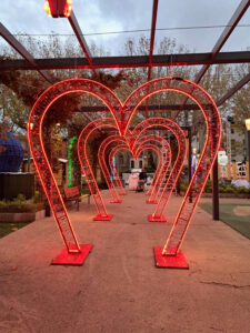 arche-en-forme-de-coeur-lumineuse-3