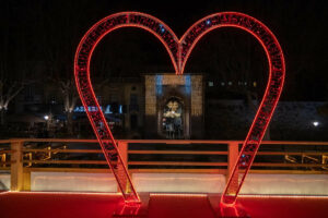 arche-en-forme-de-coeur-lumineuse-9
