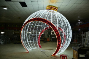 boule-arche-illumine-blanc-chaud-25-m-de-diam-transparente-bords-rouges-1