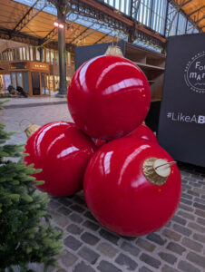pyramide-de-boules-rouges-1