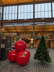 pyramide-de-boules-rouges-2
