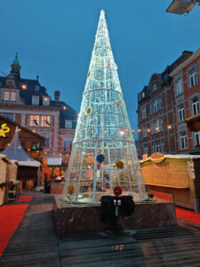 sapin-conique-avec-boules-lumineux-1
