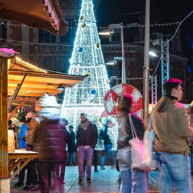 sapin-conique-avec-boules-lumineux-2