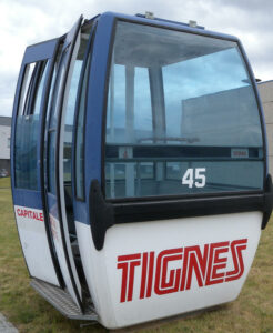 telecabine-10-places-tignes-bleu-1