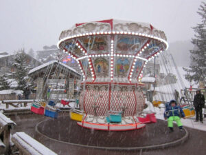 carrousel-baroque-chaises-boules-17