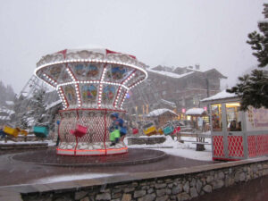 carrousel-baroque-chaises-boules-24