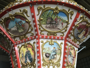 carrousel-baroque-chaises-carrees-1