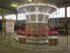 carrousel-baroque-chaises-carrees-5