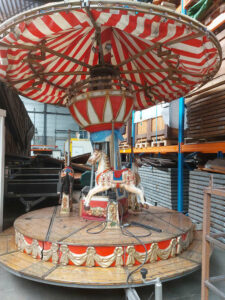 carrousel-bois-3-chevaux-avec-chaises-siege-chaine-14-places-1