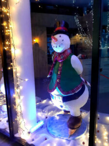 bonhomme-de-neige-a-patins-habits-verts-1