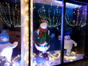 bonhomme-de-neige-a-patins-habits-verts-2