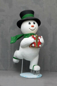 bonhomme-de-neige-sur-ses-patins-chapeau-noir-1