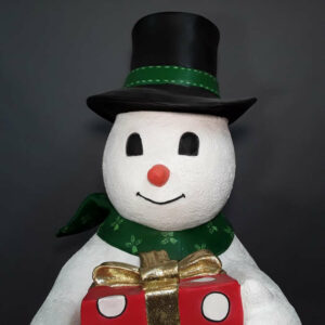 bonhomme-de-neige-sur-ses-patins-chapeau-noir-3