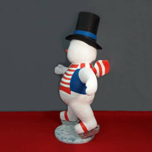 grand-bonhomme-de-neige-avec-chapeau-noir-2