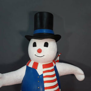 grand-bonhomme-de-neige-avec-chapeau-noir-3