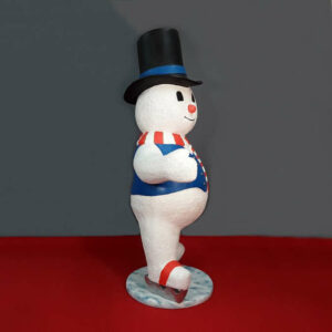 grand-bonhomme-de-neige-avec-chapeau-noir-5