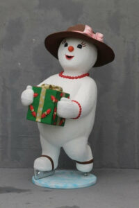 madame-de-neige-sur-ses-patins-chapeau-marron-cadeau-dans-les-mains-1