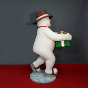 madame-de-neige-sur-ses-patins-chapeau-marron-cadeau-dans-les-mains-2