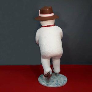 madame-de-neige-sur-ses-patins-chapeau-marron-cadeau-dans-les-mains-3