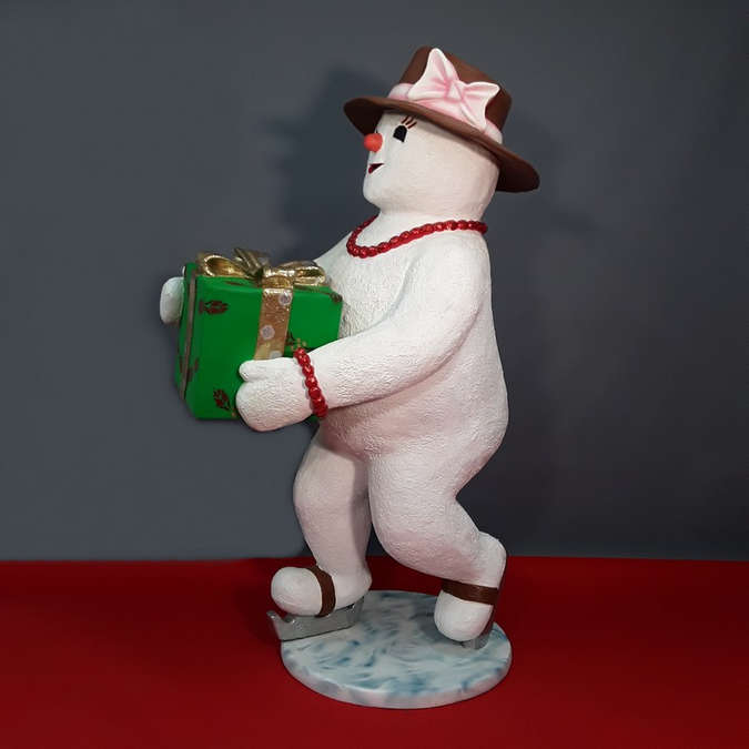 madame-de-neige-sur-ses-patins-chapeau-marron-cadeau-dans-les-mains-4