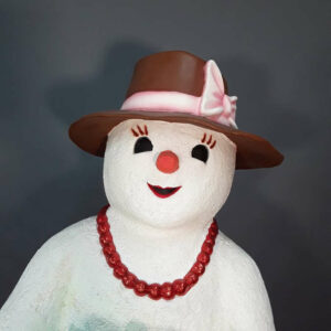 madame-de-neige-sur-ses-patins-chapeau-marron-cadeau-dans-les-mains-5