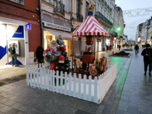 pere-noel-avec-cloche