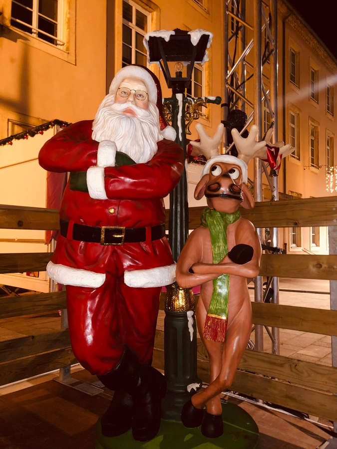pere-noel-avec-lampadaire-et-renne-rigolo-1