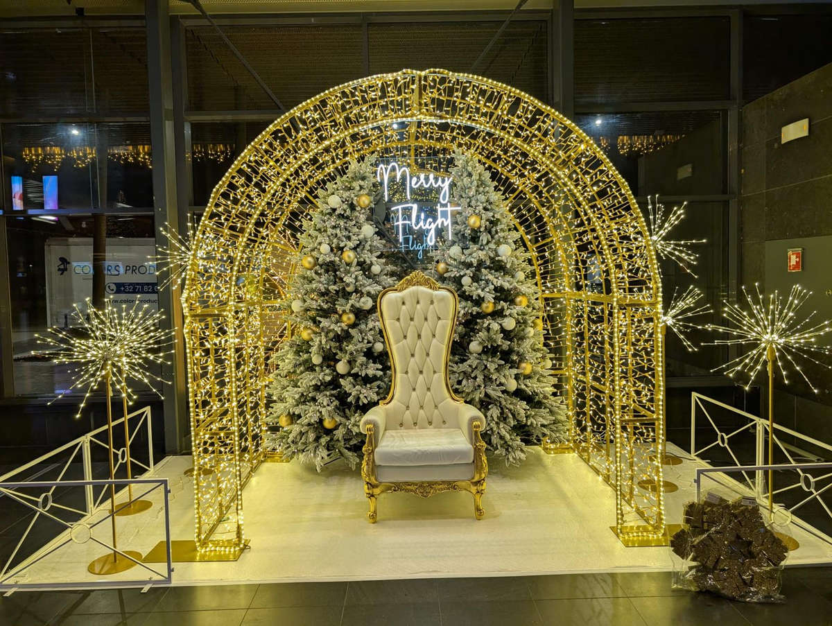 trone-du-pere-noel-blanc-et-or-5