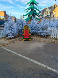 trone-du-pere-noel-vert-rouge-et-or