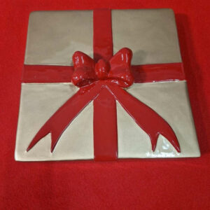cadeaux-decoratifs-dores-avec-rubans-rouges-1