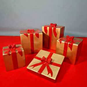 cadeaux-decoratifs-dores-avec-rubans-rouges-2
