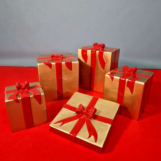 cadeaux-decoratifs-dores-avec-rubans-rouges-2
