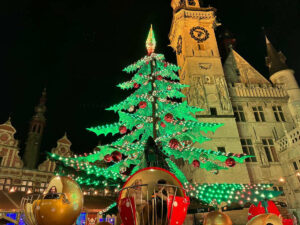 carrousel-sapin-avec-boules-lumineuses-vertes-1