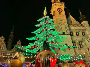 carrousel-sapin-avec-boules-lumineuses-vertes-2