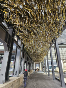 guirlande-decorative-suspendue-en-multiples-bandes-de-film-metallise-dore-3