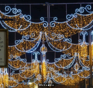 guirlandes-led-suspendues-blanc-et-dore-1