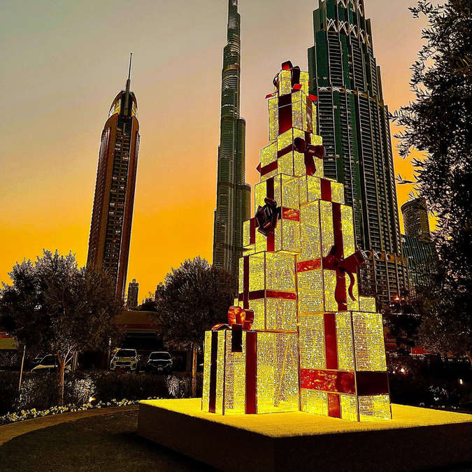 XXL illuminated gift tower 820cm