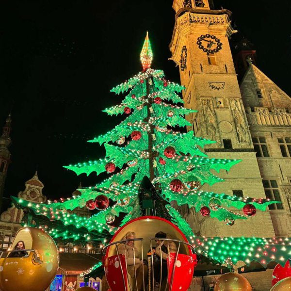 carrousel-sapin-avec-boules-lumineuses-vertes-2