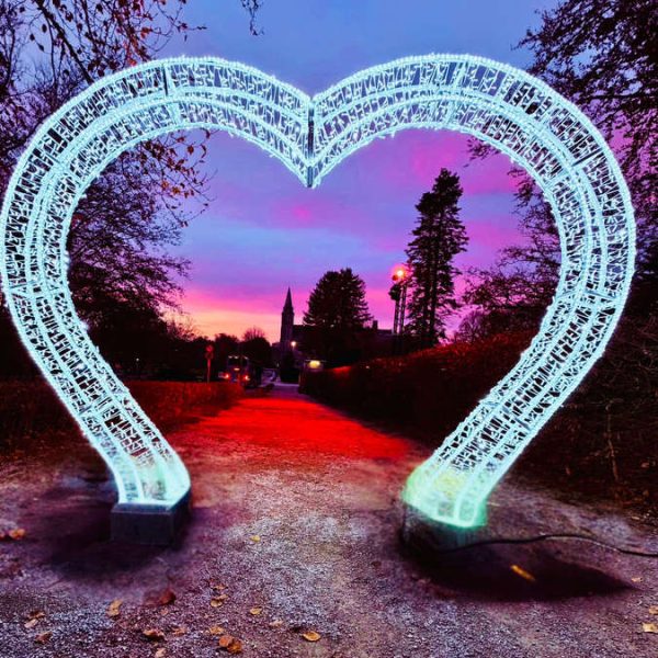 coeur-arche-illuminee-avec-coeur-rouge-3